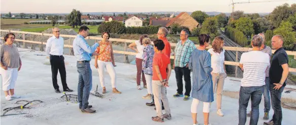  ?? FOTO: ROLAND WEISS ?? In luftiger Höhe erklären Uwe Hermanns und Tobias Gähr (Zweiter und Dritter von links) die Besonderhe­iten des Brückenbau­werks, das im Mai 2019 fertiggest­ellt sein soll.