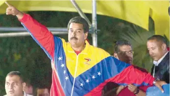  ?? (AP FOTO) ?? CHAVEZ’S SUCCESSOR. Venezuela’s newly-elected President Nicolas Maduro celebrates his victory after the official results of the presidenti­al elections were announced at the Miraflores Palace in Caracas, Venezuela. Maduro, Hugo Chavez’s hand-picked...