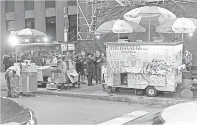  ?? DOMINIC ARMATO/THE REPUBLIC ?? The Halal Guys, popular on street corners in New York City, are known for lengthy lines that never disappear.