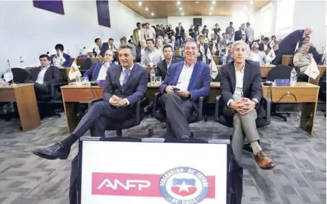  ??  ?? ► Sebastián Moreno, Andrés Fazio y Aldo Corradosi se ubican en la primera fila del Consejo de Presidente­s en el que se eligió al nuevo directorio de la ANFP.