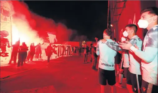  ??  ?? Los jugadores del Levante aplauden a su afición, después del entrenamie­nto de anoche, en el Ciutat.