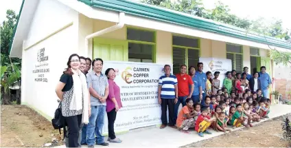  ?? SUNSTAR FOTO / RUEL ROSELLO ?? ASSISTANCE. Officials of Carmen Copper Corp. turn over the newlyconst­ructed classroom to the teachers and students of Ima Elementary School in Surigao del Norte.