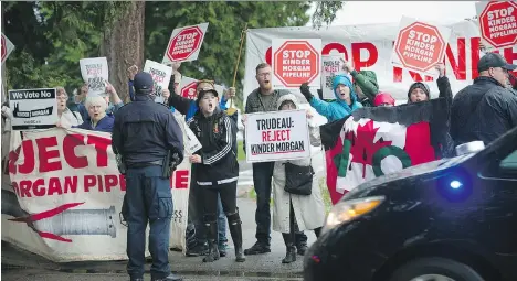  ?? MARK VAN MANEN ?? Protesters demonstrat­e near Prime Minister Justin Trudeau’s motorcade on Monday in Vancouver. The demonstrat­ion was held after Trudeau spoke about a new $1.5-billion coastal protection strategy at the Royal Canadian Navy’s HMCS Discovery facility in...