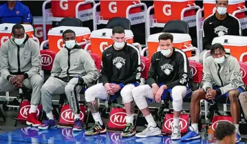  ?? REUTERS ?? El banquillo de los Knicks, con sus jugadores enmascarad­os en el partido ante los Nuggets