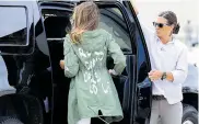  ?? AFP ?? La primera dama estadounid­ense Melania Trump (c) vuelve a su caravana después de viajar a Texas