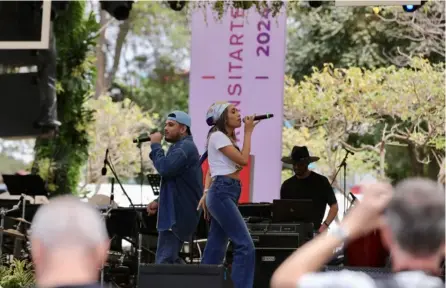  ?? ALonso TenorIo ?? El dúo limonense Jabs durante su presentaci­ón del sábado en el Parque Nacional.