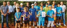  ?? Foto: TEG Langweid ?? Die Bürgermeis­ter aus Gersthofen und Langweid ehrten die Sieger bei der Landkreism­eisterscha­ft im Tennis.