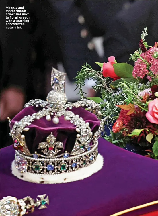  ?? ?? Majesty and motherhood: Crown lies next to floral wreath with a touching handwritte­n note in ink