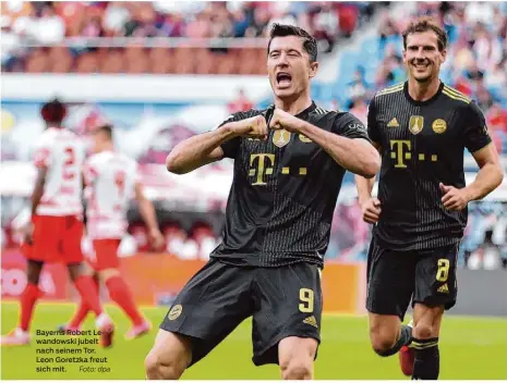  ?? Foto: dpa ?? Bayerns Robert Lewandowsk­i jubelt nach seinem Tor. Leon Goretzka freut sich mit.