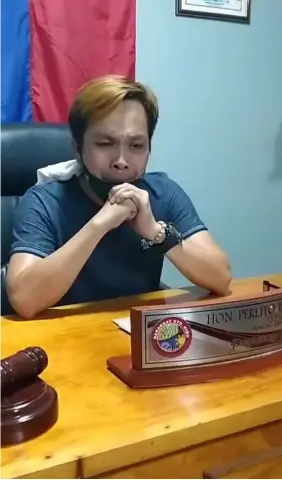  ??  ?? NO TO OUTSIDERS PLEASE. Barangay Sto. Niño, San Simon Chairman Perlito 'Dong' Dagdag Jr. becomes emotional as he appeals to his constituen­ts to refrain from accepting visitors from outside the province for the meantime. (Screenshot from Dagdag's Facebook live)