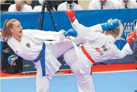  ?? FOTO: GITTI KRAUSSER/DEUTSCHER KARATE VERBAND ?? Johanna Kneer, hier im Kampf gegen die Finnin Titta Keinanen, hat die Olympische­n Spiele in Tokio verpasst.