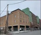  ?? TANIA BARRICKLO — DAILY
FREEMAN ?? The Energy Square building on Cedar Street in Midtown Kingston, N.Y., shown on Monday, March 30, 2020, is nearing completion.