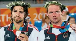  ??  ?? Nicolas Kiefer und Rainer Schüttler verloren 2004 das Olympia-Finale im Doppel nach einem epischen Drama, das nachts um 2.40 Uhr endete.