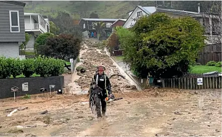  ?? BRADEN FASTIER/STUFF ?? Floodwater­s run down Coster St in Enner Glynn, Nelson, after two days of continuous rain.