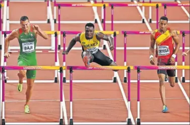 ??  ?? ATRÁS. El jamaicano Omar Mcleod (oro) ataca la valla mucho antes que Ortega (derecha) en la final.