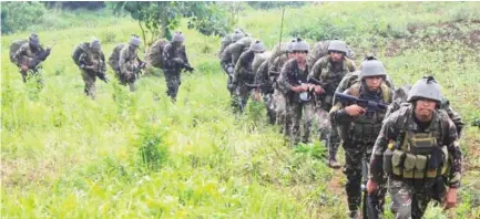  ??  ?? Philippine soldiers on patrol during an operation against Daesh-linked militants at a remote village in Butig town, Lanao del Sur province in this file photo. (AFP)