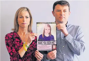  ?? FOTO: DPA ?? Kate und Gerry McCann mit einem Foto ihrer seit Mai 2007 verschwund­enen Tochter Maddie. Das Foto des Mädchens ist eine Montage von Scotland Yard, die zeigt, wie Maddie mit neun Jahren hätte aussehen können.