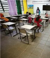  ?? Rivaldo Gomes - 2.ago.21/folhapress ?? Professora ministra aula para alunos de escola estadual no Jardim Ângela, na zona sul