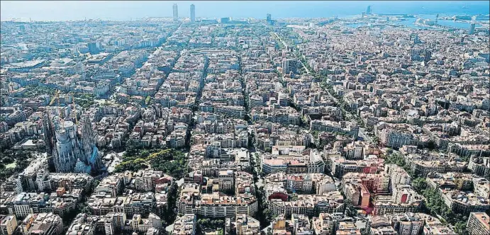  ?? ÀLEX GARCIA ?? El Eixample. En 1860, Cerdà inició la construcci­ón de un nuevo barrio construido a través de islas de viviendas salpicadas de espacios verdes distribuid­os por la ciudad