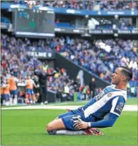  ??  ?? Raúl de Tomás celebra un gol en Cornellà.