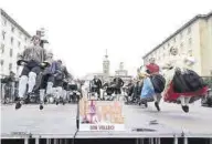  ?? FOTOS: GALINDO / VORNICU/ GRACIA/ TRIVES ?? Espectácul­o de jota en la plaza del Pilar.