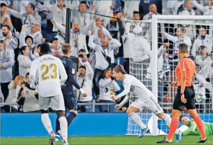  ??  ?? Modric celebró con esta euforia su gol a la Real Sociedad, un zurdazo medido que superó a Remiro y supuso el 3-1 definitivo del partido.