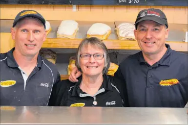  ?? PICTURE / PAUL BROOKS ?? Cheryl McIver is flanked by Savages owners Wayne Thomson (left) and Darryl Blythe. Cheryl is retiring from the bakery after 30-something years.