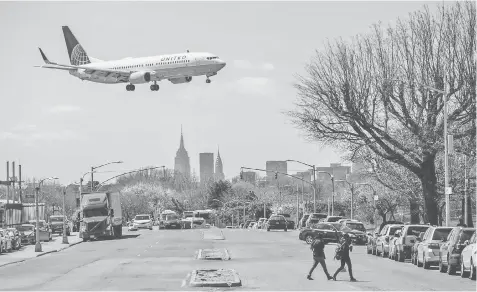  ?? —WP-Bloomberg photo ?? A United plane prepares for landing at LaGuardia Airport in New York on Apr 18, 2017.