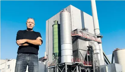  ??  ?? Michael Roselieb Anfang Oktober vor seinem Biomassekr­aftwerk in Heiligenkr­euz mit dem Ziel autarke Landwirtsc­haft im Container.