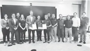  ?? ?? LAWATAN: Sagah (dua kanan) ketika mengetuai delegasi Sarawak mengadakan lawatan ke Makmal Pusat Fenomena Kebangsaan Australia.