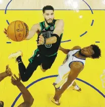  ?? Ap ?? Jayson Tatum, aquí atacando el canasto contra Andrew Wiggins, y los Celtics están obligados a defender su cancha esta noche en el sexto juego ante Golden State.