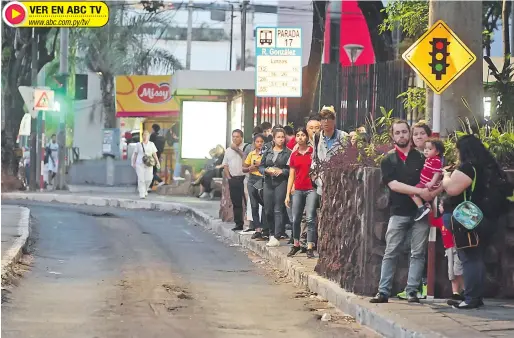  ?? ?? La ciudadanía sigue sufriendo por el pésimo servicio del transporte público y hasta hoy no hay planes de mejoras. Esto pese al millonario pago de subsidio.