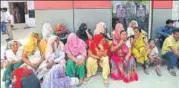  ?? VIRENDRA SINGH GOSAIN/HT PHOTO ?? The woman’s family members gathered outside Noida’s Sector 49 police station to protest on Tuesday.
