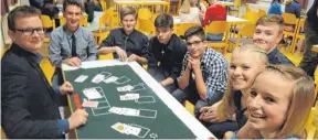  ?? FOTO: KIRCHE ?? Jugendlich­e haben Spaß beim Casinoaben­d der Seelsorgee­inheit Konzenberg.
