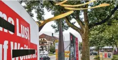  ??  ?? Werbewände von SPD, FDP und Die Linke sind zu nahe am Kunstwerk „Garuda“auf dem Nikolaus-Knopp-Platz aufgestell­t.