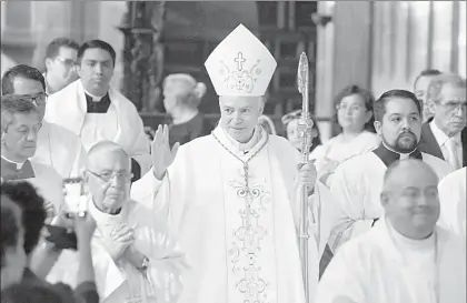  ??  ?? El cardenal Carlos Aguiar Retes oficia la misa in coena domini del jueves santo en la Catedral Metropolit­ana, el 29 de marzo de 2018 ■ Foto Roberto García Ortiz