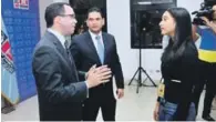  ?? ADRIANO ROSARIO/LISTÍN DIARIO ?? Diálogo. El ministro Andrés Navarro y Miguel Medina conversan con la periodista Karen Vásquez.