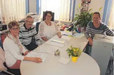  ?? FOTOS: TOBIAS SCHUMACHER ?? Die nachmittäg­lichen Helfer im Beurener Rathaus (v. l.): Lina Schupp, Rudolf Hübel, Monika Krug und Hermann Hengge.