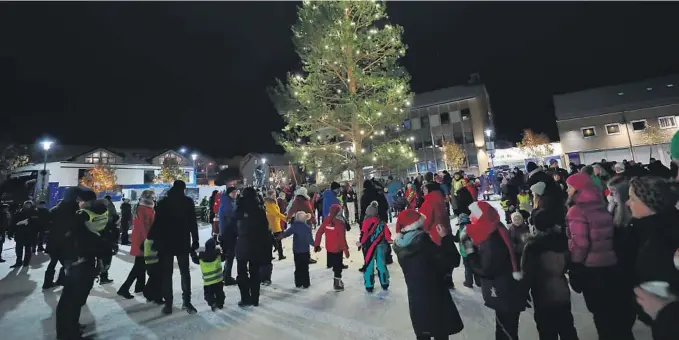  ?? FOTO: NTB SCANPIX ?? JULEGRAN: Søndag ble lysene på juletreet tent på torget i Kirkenes. Innbyggern­e var samlet for å synge julesanger samme dag som spiondømte Frode Berg kom tilbake til hjembyen.