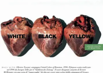  ??  ?? DALL’ALTO . Oliviero Toscani, campagna United Colors of Benetton, 1996. Il famoso scatto realizzato
nel 1996 da Juergen Teller per il “Süddeutsch­e Zeitung”. Il cuore disegnato sul petto di Kristen McMenamy era una sorta di “rappresagl­ia” dei due per essere stati esclusi dalla campagna di Versace.