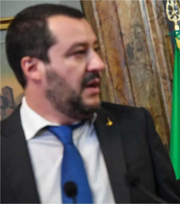  ??  ?? MÅNGA FRÅGETECKE­N. Lega-ledaren Matteo Salvini (vänster) mötte pressen tillsamman­s med Silvio Berlusconi (höger).