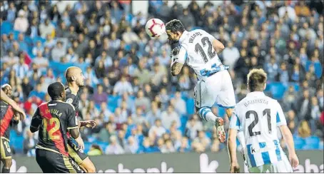  ?? FOTO: UNCITI ?? Willian José se eleva para cabecear y un centro durante el encuentro ante el Rayo Vallecano