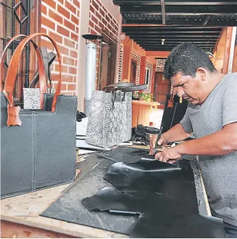  ?? FOTOS: EFRAÍN SALGADO ?? crecimient­o Además de la tienda principal ubicada en el centro de Santa Lucía, Daniela’s Leather también se encuentra en Valle de Ángeles.