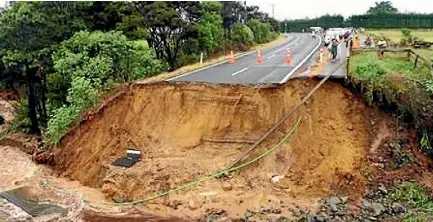  ?? PHOTOS: SUPPLIED/NZTA ?? The massive hole on State Highway 1 north of Kaitaia that has cut off the Far North.