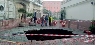  ??  ?? Il buco
La voragine apertasi la note scorsa a Monte di Dio. Ancora da accertare le cause del cedimento del suolo