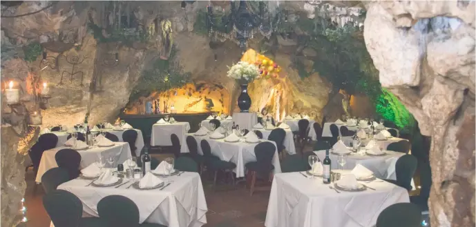  ?? JHON ESCALANTE ?? En la hermosa caverna se encuentra el restaurant­e, el cual no permite grandes diseños decorativo­s; sus atributos naturales lo convierten en un lugar idílico para disfrutar de su comida.