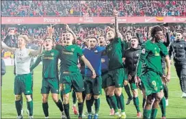  ?? FOTO: EFE ?? Los jugadores del Athletic, celebrando el pase junto a la afición ayer