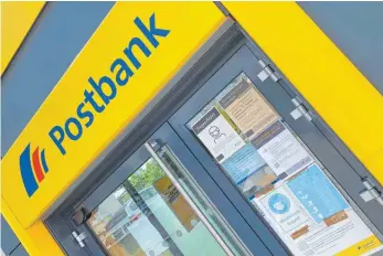  ?? FOTO: TANJA BOSCH ?? Die Filiale der Postbank in der Freiburger Straße in Biberach hat derzeit nur unzuverläs­sig geöffnet.