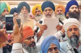  ?? HT PHOTO ?? Flanked by radical leaders Simranjit Singh Mann (left) and Baljit Singh Daduwal, parallel jathedar appointed by the Sarbat Khalsa Dhian Singh Mand addressing the gathering on the 33rd anniversar­y of Op Bluestar in front of the Akal Takht at the Golden...