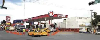  ??  ?? Problema. Las nuevas gasolinera­s venden combustibl­e barato, pero generan otros problemas, aseguran algunos quejosos.